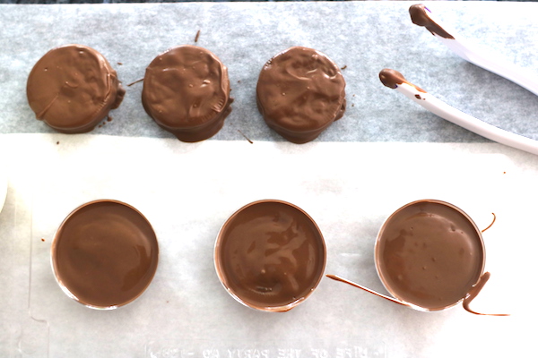 making fall chocolate dipped oreos
