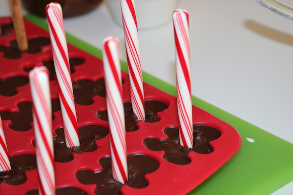 candy cane cocoa recipe in molds