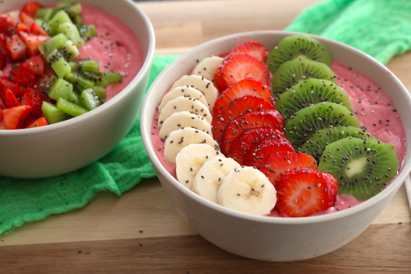 strawberry banana smoothie bowls with kiwi