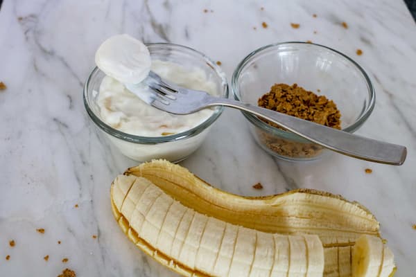 vanilla bean frozen banana bites set up