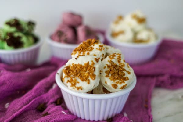 vanilla bean frozen banana bites with bran flakes on top