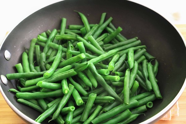 green beans in wok uncooked