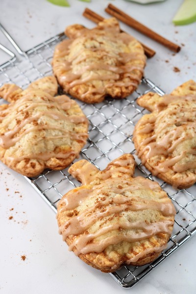 4 mini apple hand pies with cinnamon glaze