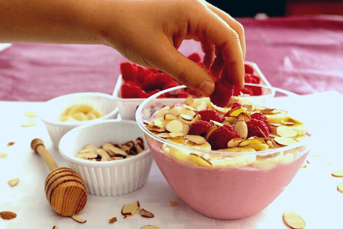 raspberry honey smoothie bowl