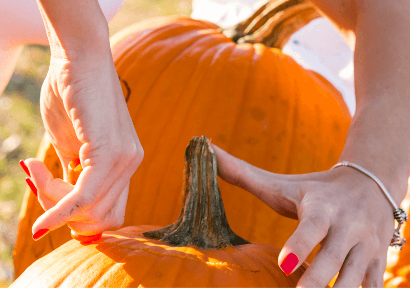 carving pumpkin top