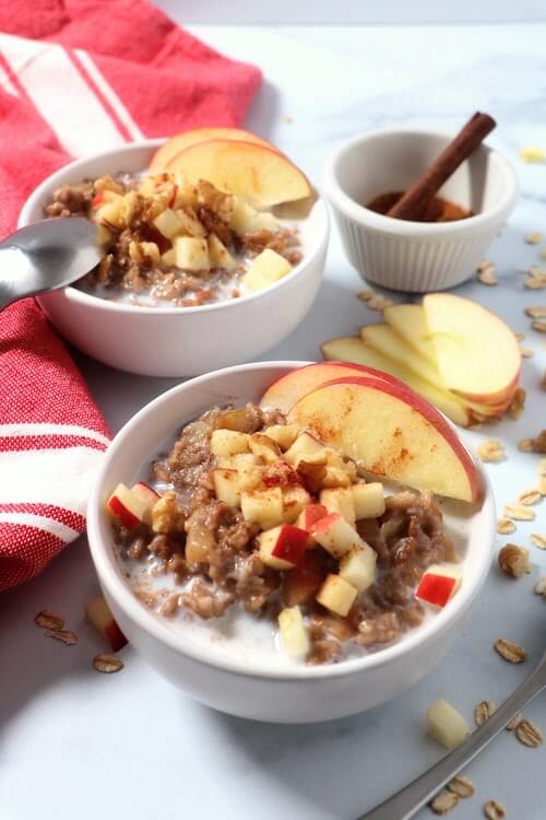 apple pie oatmeal with toppings