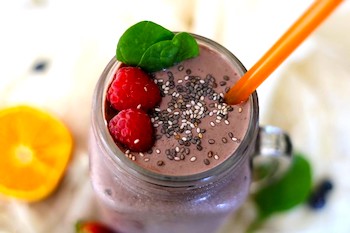 fruit and veggie smoothie in mason jar chia seeds on top