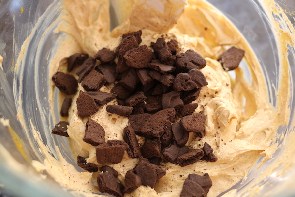 pumpkin cheesecake filling with cookies