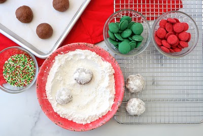 snowball cookies rolled in powder sugar