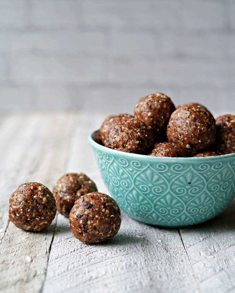 Blueberry energy ball - an easy no-bake snack recipe