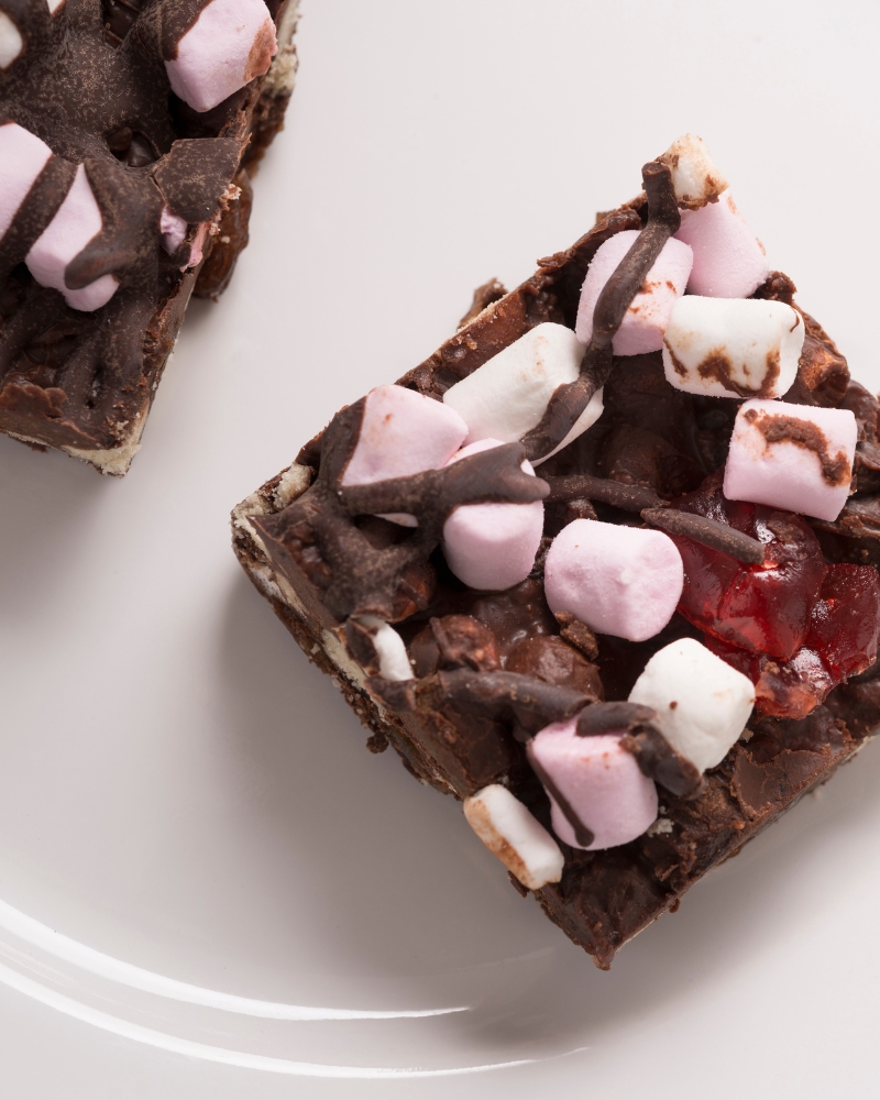 no-bake rocky road slice with marshmallows for kids
