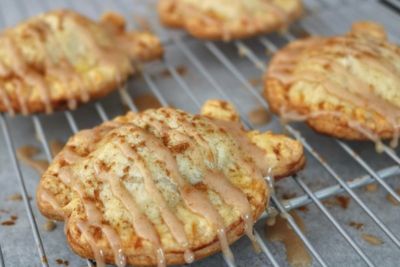 apple hand pies with glaze and cinnamon sprinkle