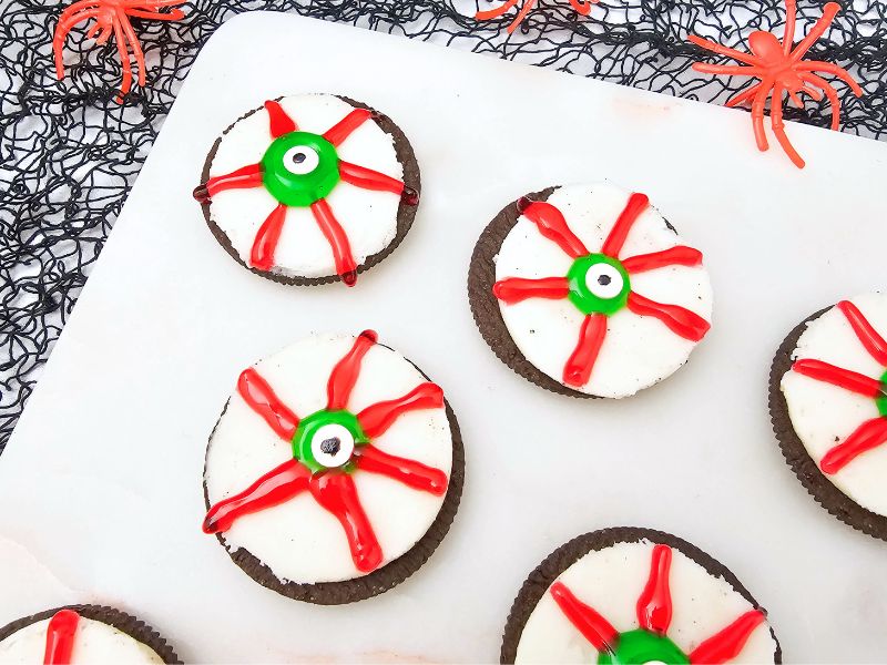 Creepy cute eyeball Halloween Oreo cookies perfect for Halloween parties.